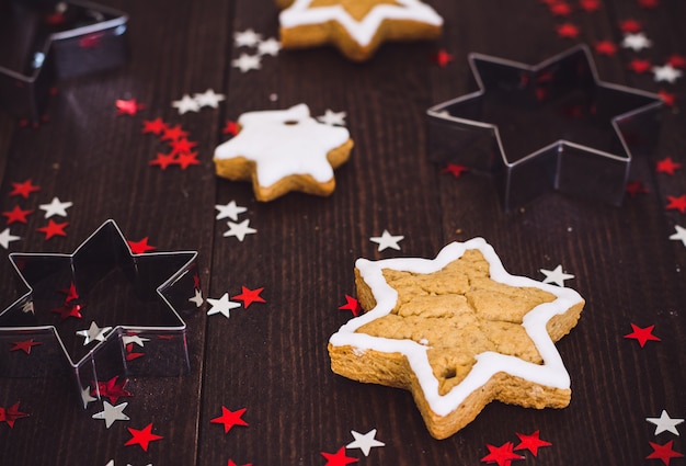 Bezpłatne zdjęcie piernikowe ciasteczka świąteczne gwiazda nowego roku z formularzem do wycinania ciasteczek