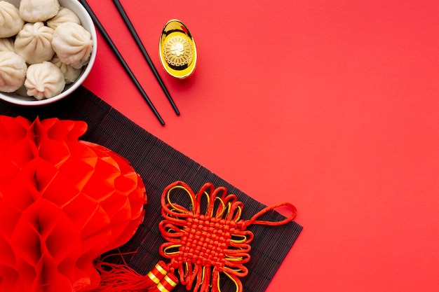 Bezpłatne zdjęcie pierogi i latarnia chiński nowy rok