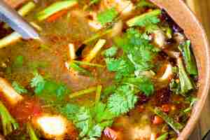 Bezpłatne zdjęcie pikantna zupa tom yum z krewetkami
