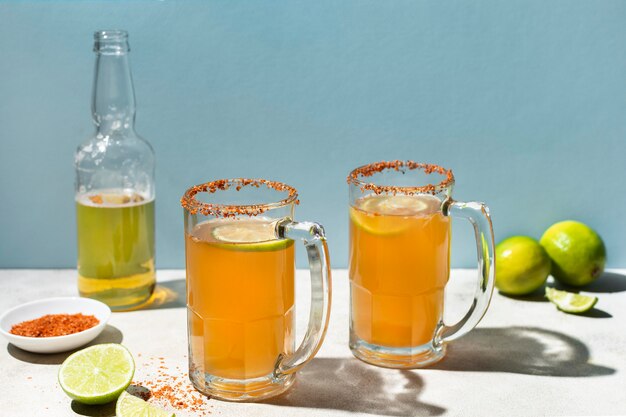 Pikantny asortyment napojów michelada