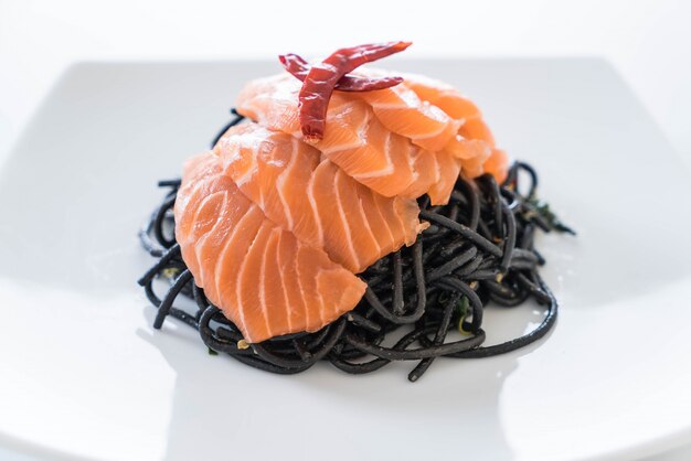 Pikantny czarny spaghetti z łososiem