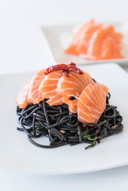 Bezpłatne zdjęcie pikantny czarny spaghetti z łososiem