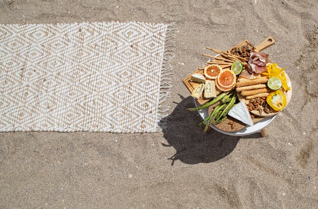 Piknik na plaży z widokiem z góry. Koncepcja wakacji i wakacji.