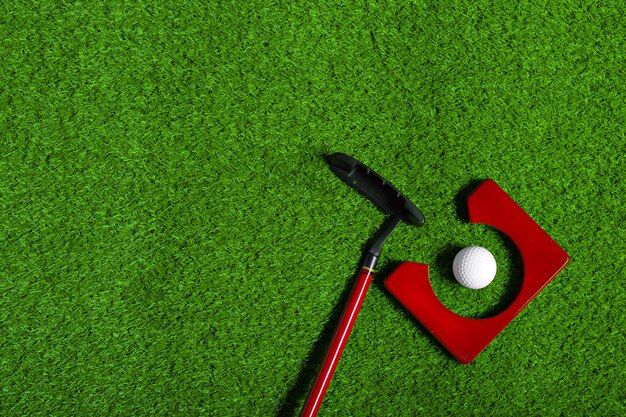 Piłka golfowa i kij golfowy na trawie