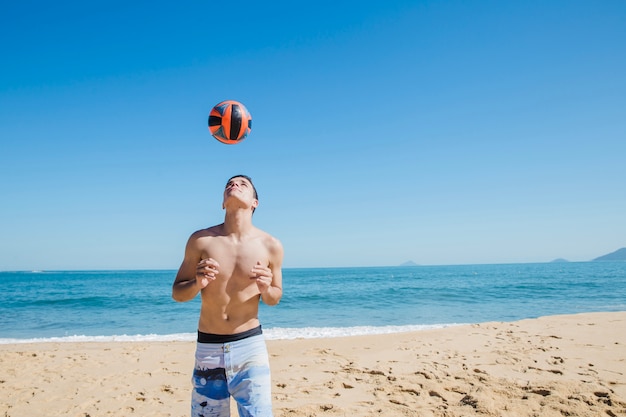 Bezpłatne zdjęcie piłkarz na plaży