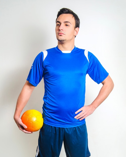 Bezpłatne zdjęcie piłkarz stwarzających z piłką