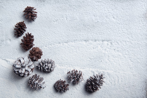 Bezpłatne zdjęcie pinecone na śniegu. dekoracja świąteczna