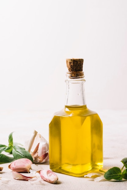 Bezpłatne zdjęcie pionowa butelka oliwy z oliwek w kolorze złotym