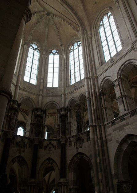 Pionowe niski kąt strzału katedry w Magdeburgu w ciągu dnia
