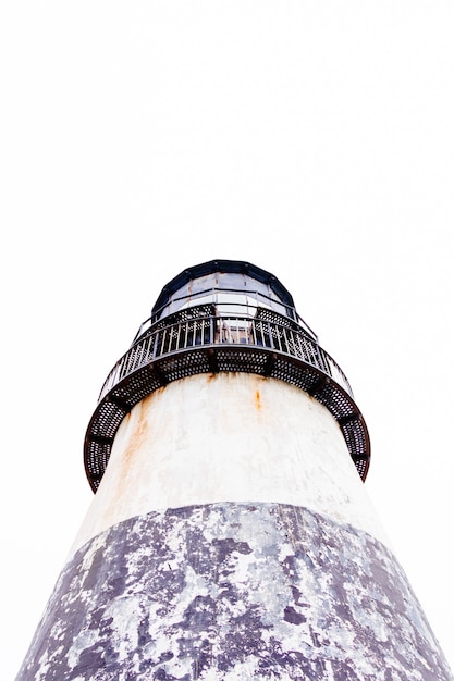 Bezpłatne zdjęcie pionowe niski kąt strzału latarni morskiej z czystym niebem