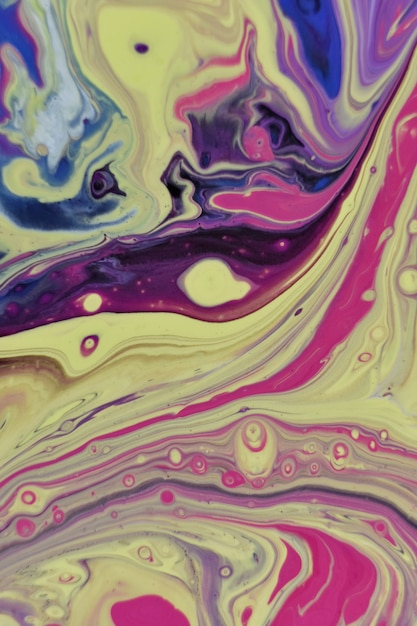 Pionowe ujęcie abstrakcyjnego tła z mieszanki kolorowych farb akrylowych i oleju