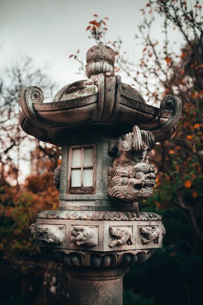 Pionowe ujęcie betonowej rzeźby w tradycyjnym japońskim stylu Adelaide Himeji Gardens