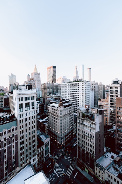 Pionowe ujęcie budynków i drapaczy chmur w Nowym Jorku, Stany Zjednoczone