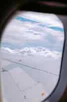 Bezpłatne zdjęcie pionowe ujęcie chmur uchwyconych z okna samolotu