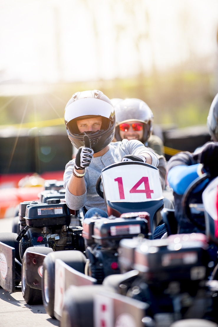 Bezpłatny plik Zdjęcie pionowe ujęcie dwóch mężczyzn jeżdżących na motocyklach
