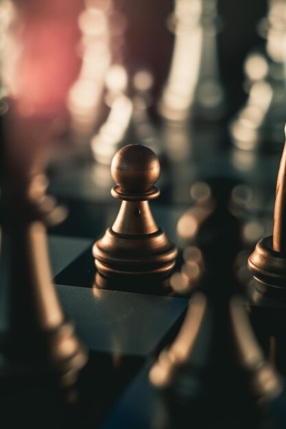 Pionowe ujęcie figur szachowych na szachownicy