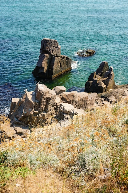 Pionowe ujęcie formacji skalnych na morzu