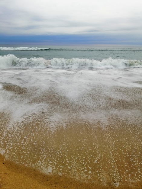 Pionowe ujęcie hipnotyzującego zachodu słońca nad plażą w kurorcie San Sebastian w Hiszpanii