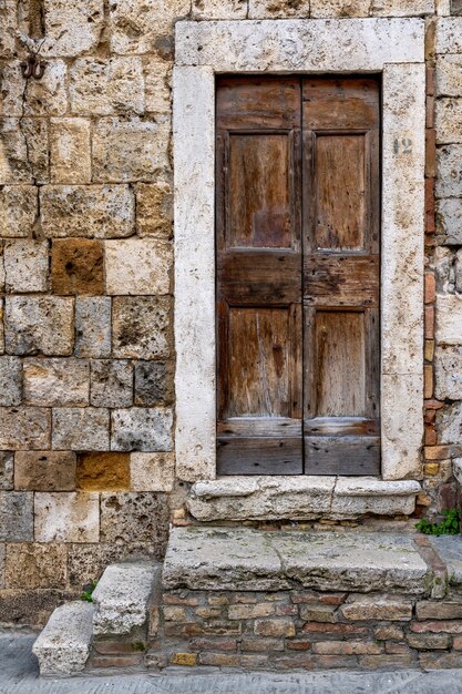 Pionowe ujęcie jednego z wejść do historycznego budynku San Gimignano w Toskanii we Florencji