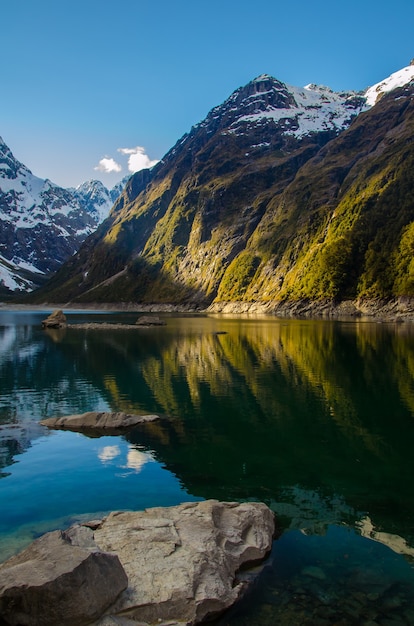 Pionowe ujęcie jeziora Marian i gór w Nowej Zelandii
