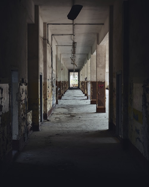 Pionowe ujęcie korytarza opuszczonego budynku w świetle dziennym