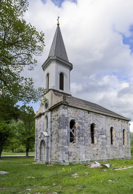 Pionowe ujęcie kościoła prawosławnego w Stikada w Chorwacji