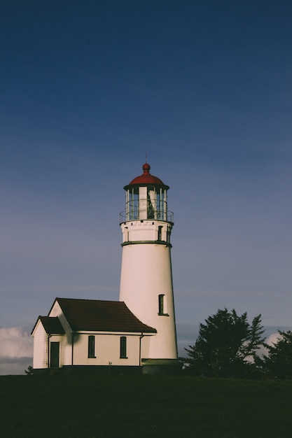 Pionowe ujęcie latarni morskiej Cape Blanco w stanie Oregon