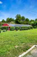 Bezpłatne zdjęcie pionowe ujęcie małego domu z panelami słonecznymi w zielonym polu na wyspach kanaryjskich