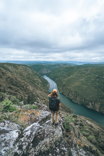 Pionowe ujęcie męskiego turysty w Sil Canyon w Hiszpanii