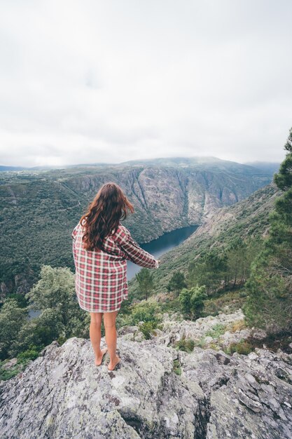 Pionowe ujęcie młodej kobiety rasy kaukaskiej w Sil Canyon w Hiszpanii