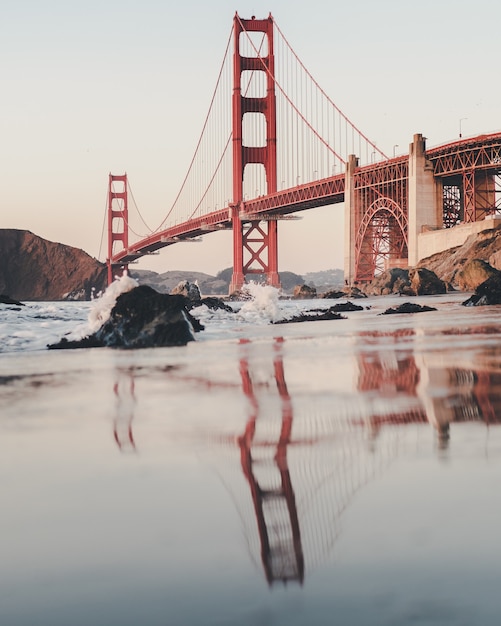 Pionowe ujęcie mostu Golden Gate w pochmurne niebo