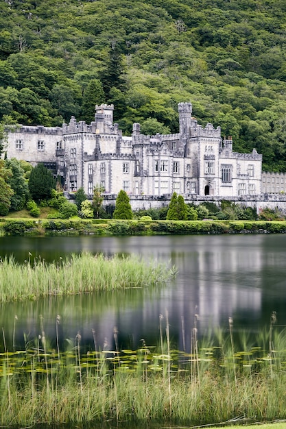 Pionowe ujęcie opactwa Kylemore w Irlandii, otoczone zielenią i jeziorem