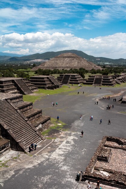 Pionowe ujęcie osób zwiedzających piramidy Teotihuacan w Meksyku