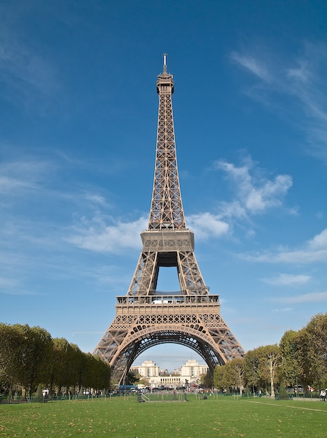 Pionowe ujęcie pięknej wieży Eiffla sfotografowanej w Paryżu we Francji
