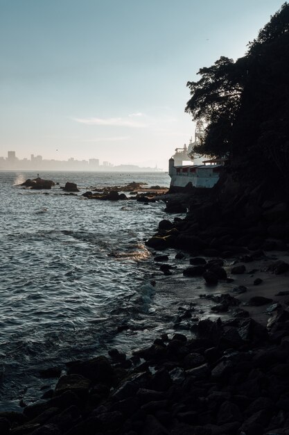 Pionowe ujęcie piękny zachód słońca na plaży