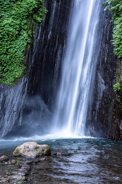 Pionowe ujęcie pięknych wodospadów w powietrzu terjun munduk w indonezji gobleg