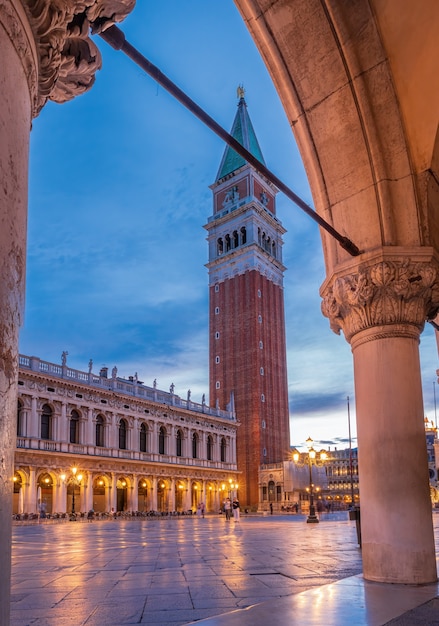 Pionowe ujęcie Placu Świętego Marka w Wenecji, Włochy