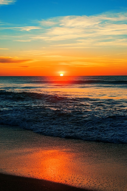 Pionowe ujęcie plaży północnego wejścia o wschodzie słońca