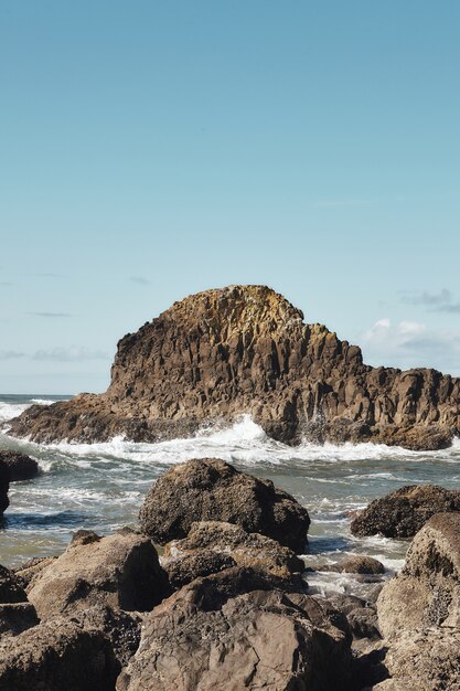 Pionowe ujęcie skał na wybrzeżu północno-zachodniego Pacyfiku w Cannon Beach w stanie Oregon