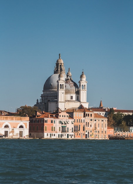 Pionowe ujęcie słynnej bazyliki Santa Maria w Wenecji, Włochy
