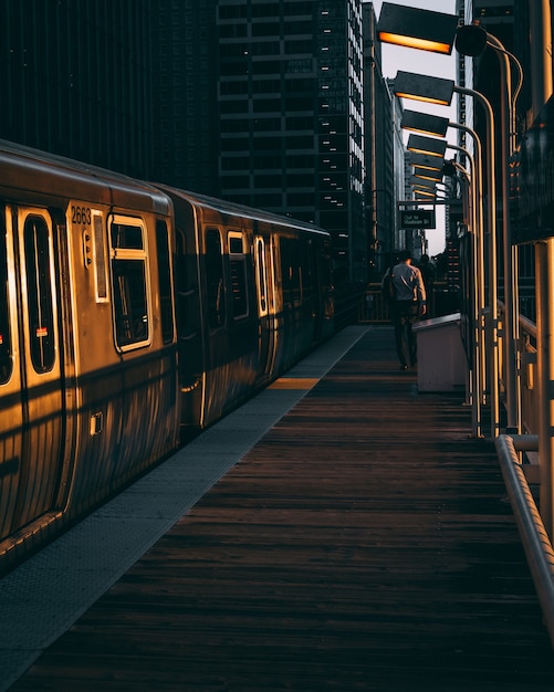 Pionowe ujęcie stacji kolejowej z pociągiem podczas wschodu słońca