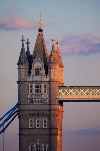 Pionowe ujęcie Tower Bridge w Wielkiej Brytanii