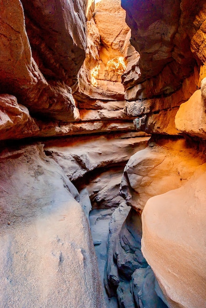 Pionowe ujęcie wąskiego kanionu Slot w Parku Stanowym Pustyni AnzaBorrego