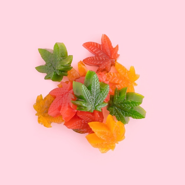 Pionowe ujęcie wielokolorowych cukierków w kształcie liści z olejkiem CBD