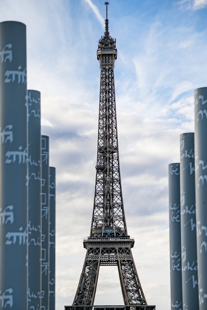 Pionowe Ujęcie Wieży Eiffla W Paryżu Przy Zachmurzonym Niebie