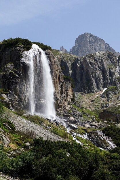 Pionowe ujęcie wodospadu na przełęczy Susten w Szwajcarii zimą w ciągu dnia