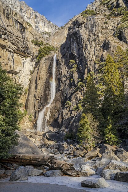 Pionowe ujęcie wodospadu wpadającego do strumienia w Parku Narodowym Yosemite w Kalifornii