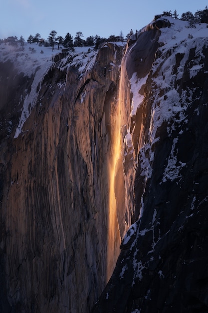 Pionowe ujęcie Yosemite Firefall o zachodzie słońca