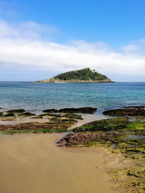 Pionowe ujęcie z dużym kątem hipnotyzującej scenerii plaży w San Sebastian w Hiszpanii