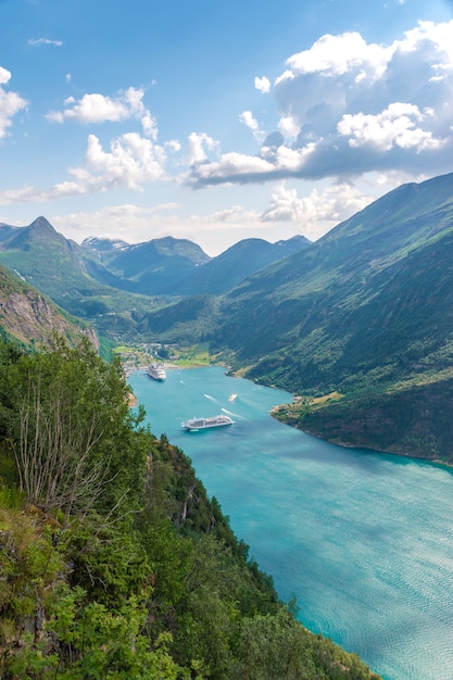 Pionowe ujęcie z lotu ptaka na widok na Geirangerfjord w Norwegii